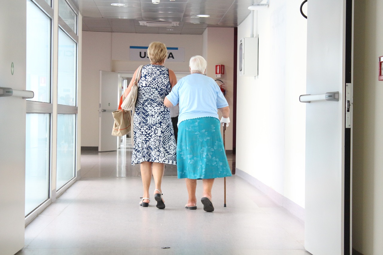 elderly, corridor, doctor-1461424.jpg